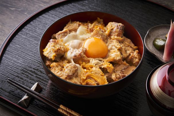 甲州地どりと黒富士農場放牧卵の親子丼(上) 